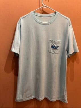 Vineyard Vines pocket t-shirt iconic whale logo on the chest pocket Size Medium